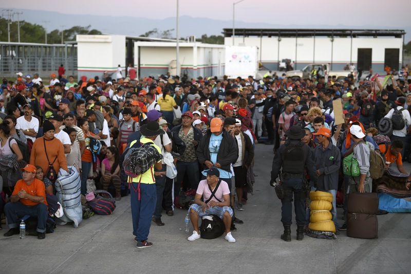 Des migrants d'Amérique centrale qui se dirigent vers les États-Unis attendent des autobus à la station phytosanitaire de La Concha, dans l'État du Sinaloa, au Mexique, le 13 novembre 2018.