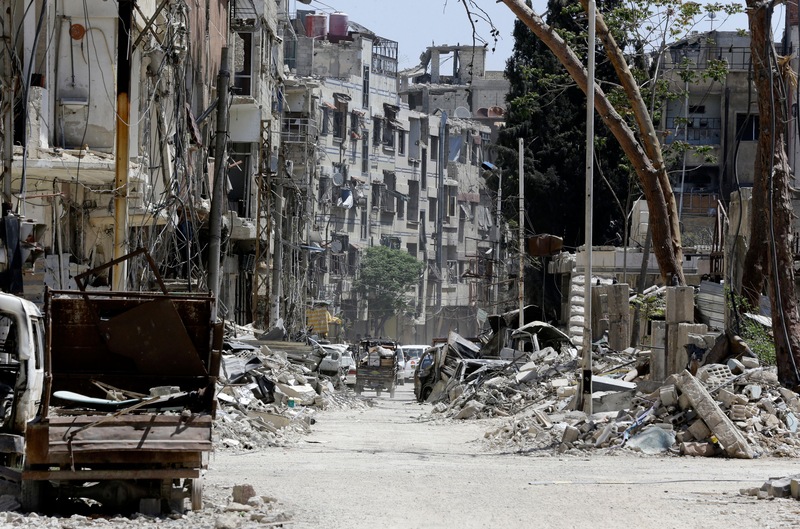 Une rue détruite de Douma, en banlieue de Damas, le 16 avril 2018.