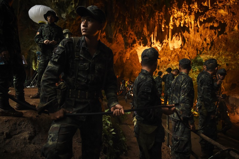 Des soldats thaïlandais installent des fils électriques dans la grotte de Tham Luang, dans le parc de Khun Nam Nang Non, à Chiang Rai, le 26 juin 2018.
