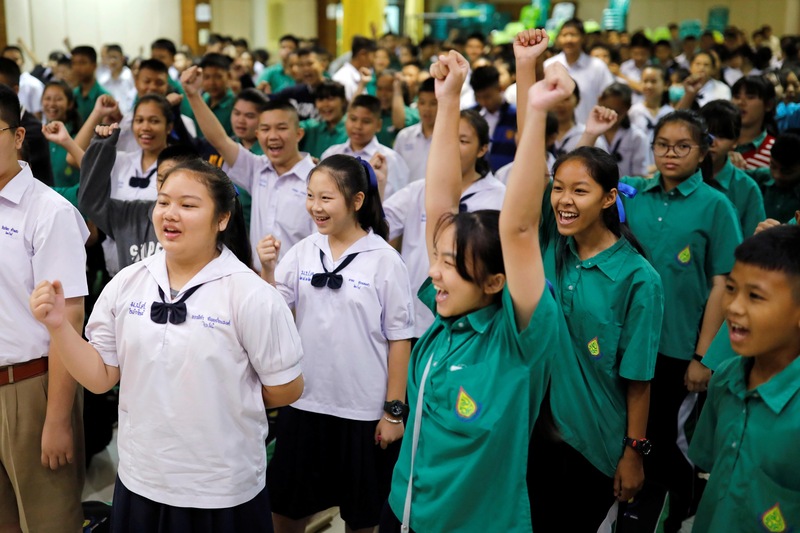 Des étudiants de l'école Prasitsart, de Mae Sai, où étudient certains des garçons emprisonnés, fêtent le sauvetage des garçons, dans la province de Chiang Rai, en Thaïlande, le 11 juillet 2018.