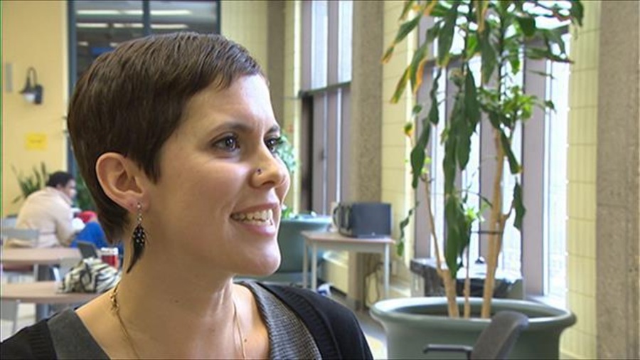 Mme Sonia Bonspille Boileau répond en souriant à la question du journaliste Mme Sonia Bonspille Boileau répond en souriant à la question du journaliste