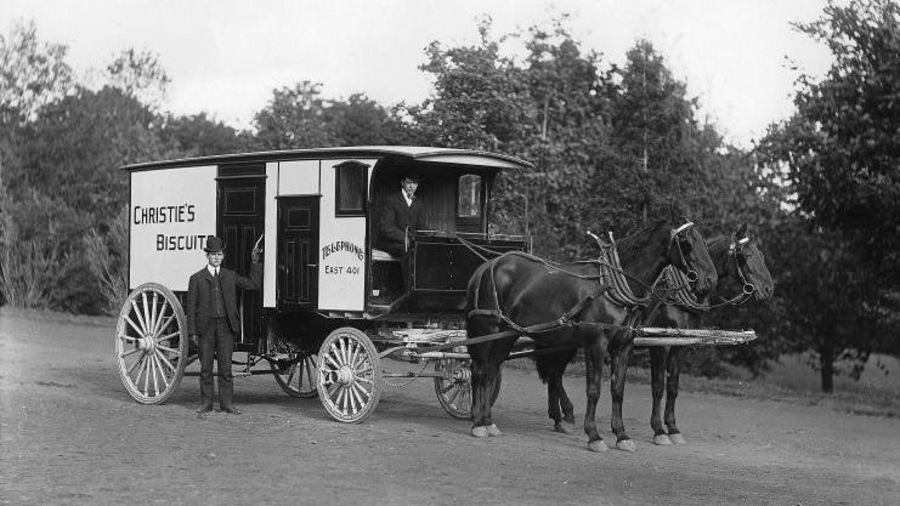 Une charrette de biscuits Christie à Montréal en 1904. Une charrette de biscuits Christie à Montréal en 1904.
