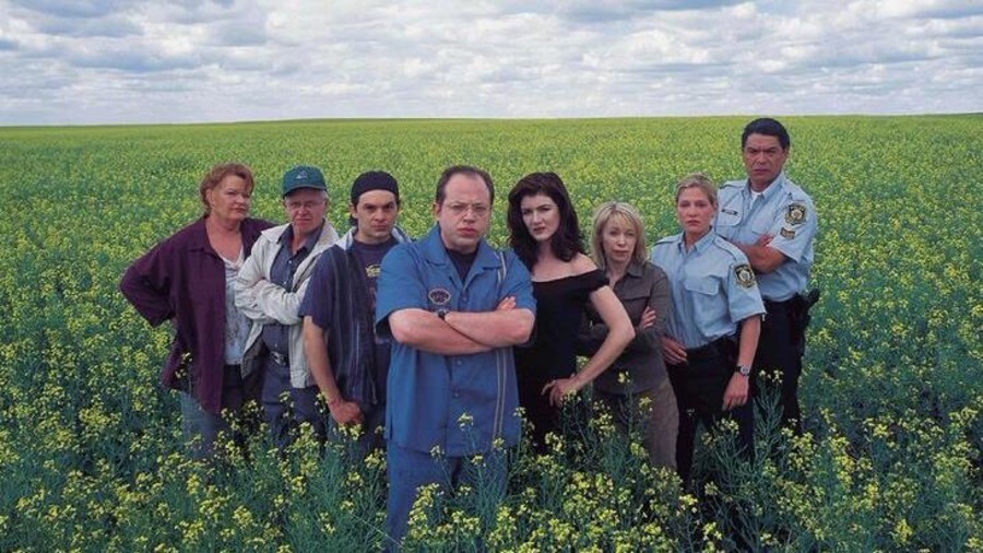 Tous les personnages de l'émission « Corner Gas », dans un champs de canola en fleurs. Tous les personnages de l'émission « Corner Gas », dans un champs de canola en fleurs.