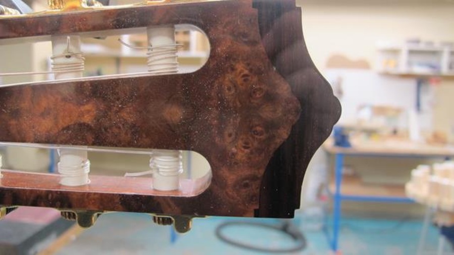 Une couronne de bois dense est placée à l’extrémité de la tête de la guitare pour en changer la résonance. Une couronne de bois dense est placée à l’extrémité de la tête de la guitare pour en changer la résonance.
