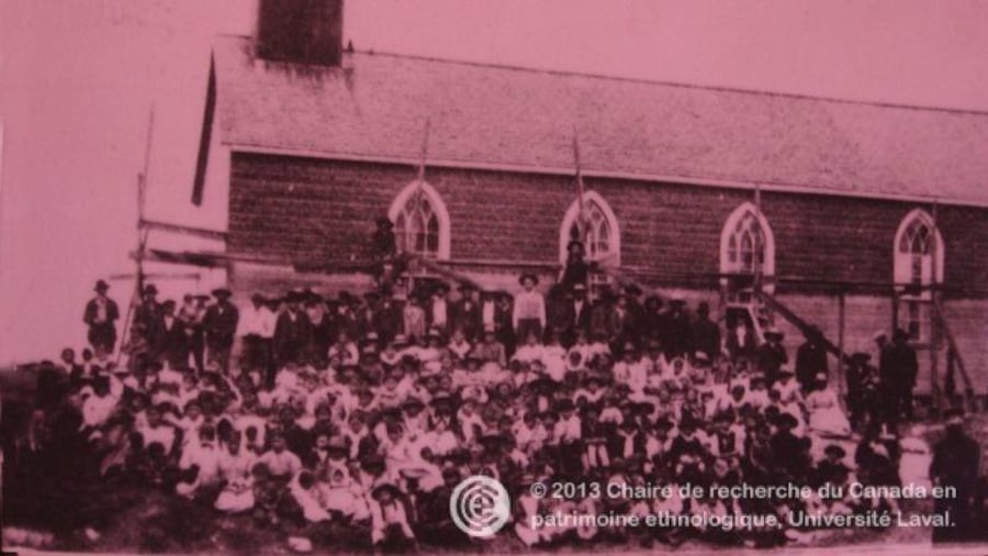 Un groupe d'Algonquins devant l'église Sainte-Clotilde du Grand Lac Victoria au début du 20e siècle Un groupe d'Algonquins devant l'église Sainte-Clotilde du Grand Lac Victoria au début du 20e siècle
