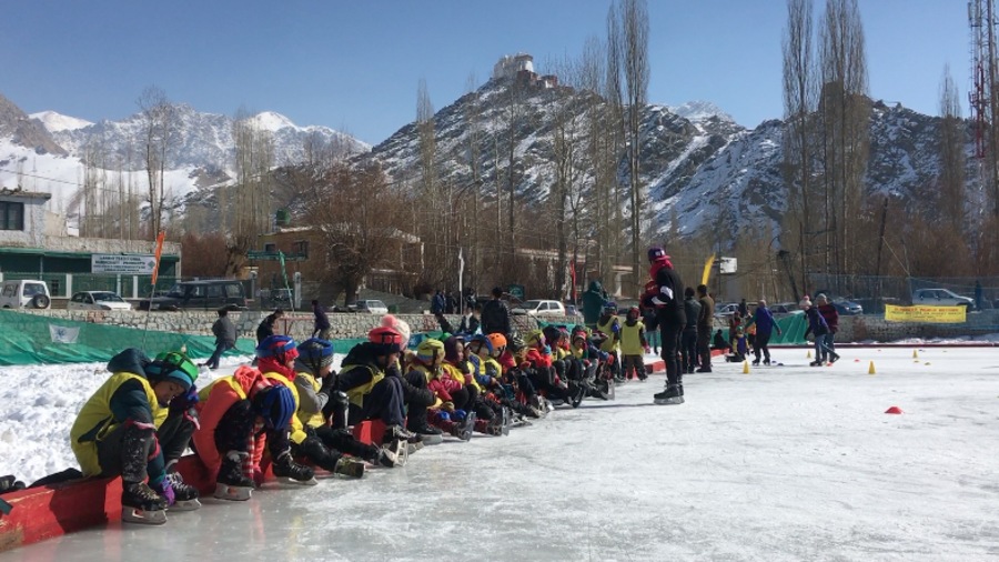 Des enfants s'entraînent. Des enfants s'entraînent.