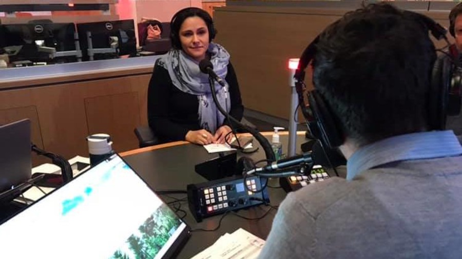 Erika Cantu parle au micro à la station de Radio-Canada Acadie. Erika Cantu parle au micro à la station de Radio-Canada Acadie.