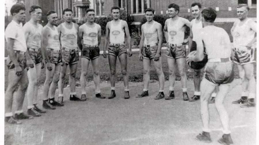 Image d'archives, des hommes sont en short, ils jouent au basket à l'extérieur. Image d'archives, des hommes sont en short, ils jouent au basket à l'extérieur.