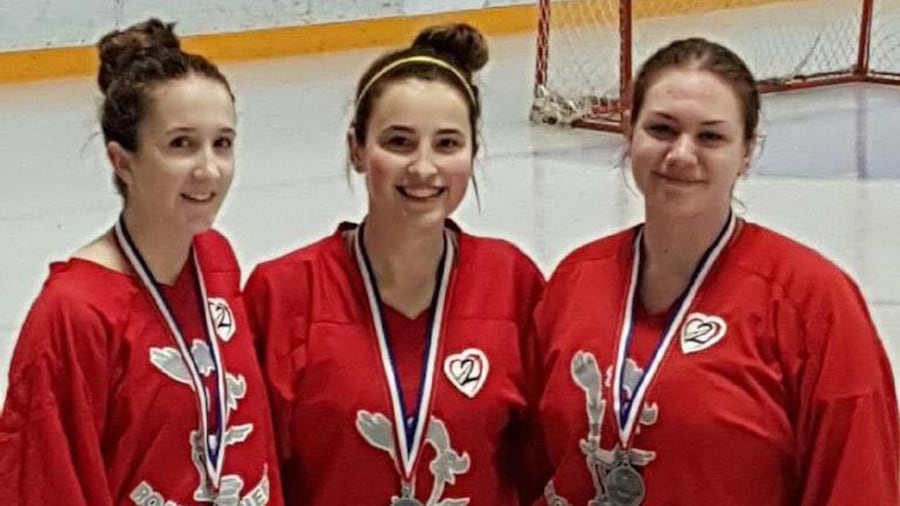 Une photo de Kolbie Couture quand elle a gagné une médaille d’argent aux compétitions provinciales de ballon-balai. À sa gauche, Jaelyn Couture et Karly Collins à sa droite. Une photo de Kolbie Couture quand elle a gagné une médaille d’argent aux compétitions provinciales de ballon-balai. À sa gauche, Jaelyn Couture et Karly Collins à sa droite.
