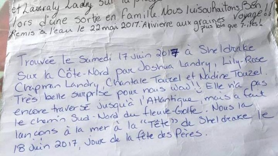 Message écrit par Nadine Touzel avant de la remettre dans la bouteille. Message écrit par Nadine Touzel avant de la remettre dans la bouteille.