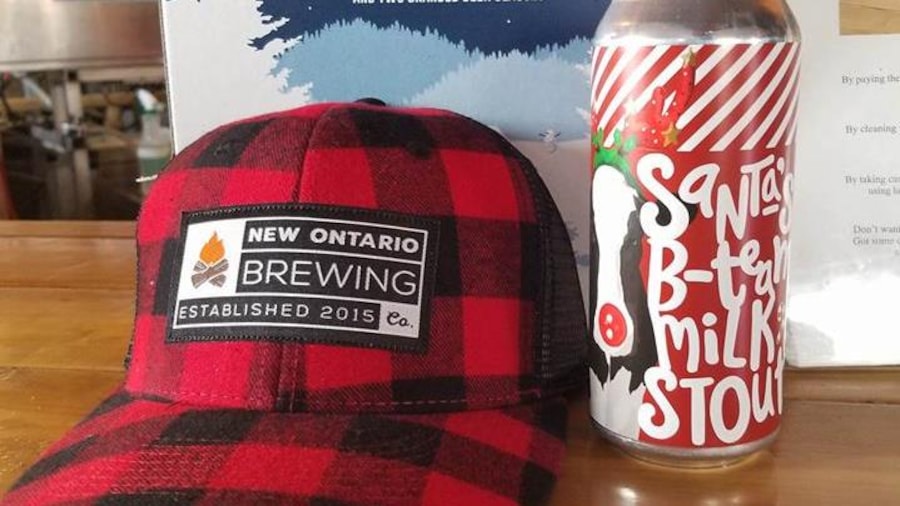 La bière de Noël et une casquette aux couleurs de la New Ontario Brewiing Company. La bière de Noël et une casquette aux couleurs de la New Ontario Brewiing Company.