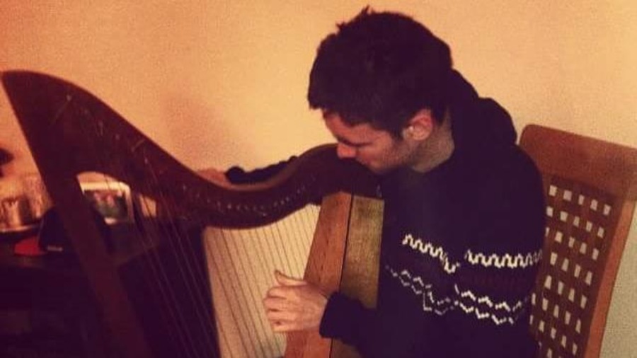 Une photo de Criostoir qui joue de la harpe chez lui en 2015 Une photo de Criostoir qui joue de la harpe chez lui en 2015