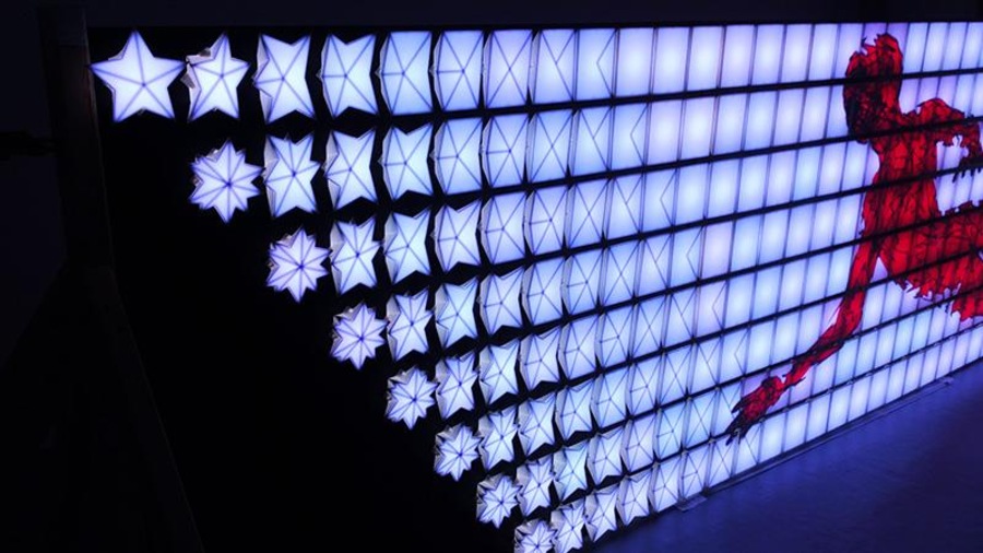 L'oeuvre numérique de Jean-Ambroise Vesac est faite de structures lumineuses en forme de carrés et d'étoiles. L'oeuvre numérique de Jean-Ambroise Vesac est faite de structures lumineuses en forme de carrés et d'étoiles.