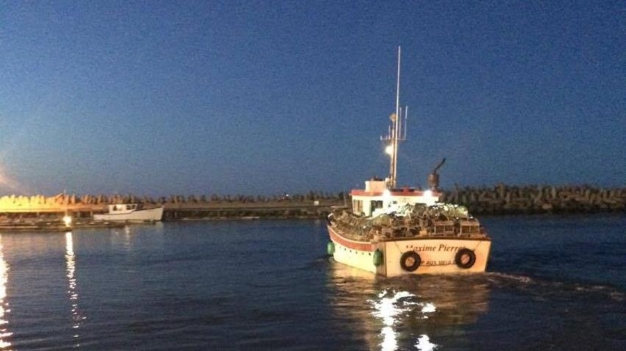 Les pêcheurs partent avant le lever du soleil. Les pêcheurs partent avant le lever du soleil.