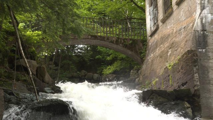 Les ruines du bâtiment avec le point qui enjambe la cascade. Les ruines du bâtiment avec le point qui enjambe la cascade.