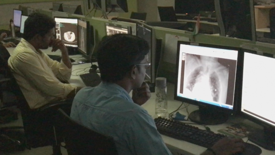 Des radiologues à l'oeuvre, dans les locaux de Teleradiology Solutions, à Bangalore, en Inde. Des radiologues à l'oeuvre, dans les locaux de Teleradiology Solutions, à Bangalore, en Inde.