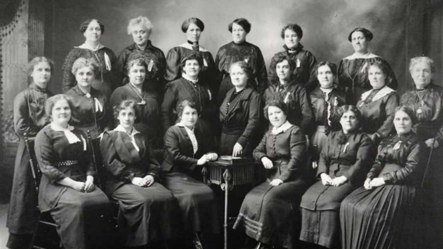 Diane et Béatrice Desloges, ainsi que les gardiennes de l'école Guigues d'Ottawa en 1913 Diane et Béatrice Desloges, ainsi que les gardiennes de l'école Guigues d'Ottawa en 1913
