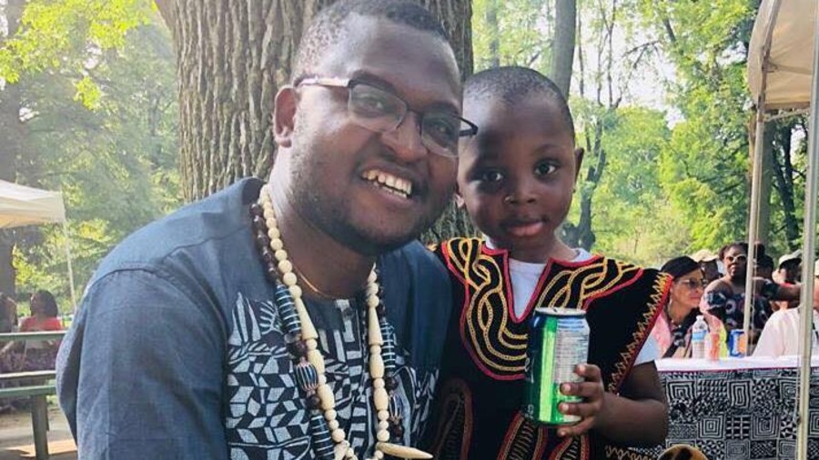 Éric Keunné pose avec son fils. Éric Keunné pose avec son fils.
