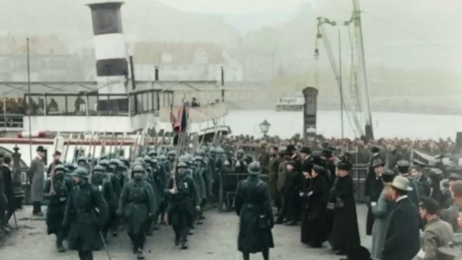 Des soldats débarquent d'un bateau devant une foule de curieux. Des soldats débarquent d'un bateau devant une foule de curieux.