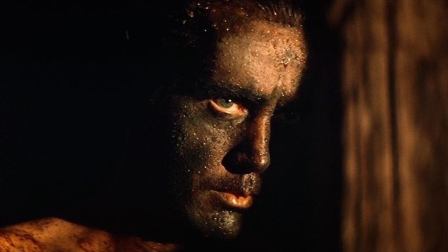 Un homme au visage à moitié dans l'ombre, l'autre moitié recouvert d'eau et de suie. Un homme au visage à moitié dans l'ombre, l'autre moitié recouvert d'eau et de suie.