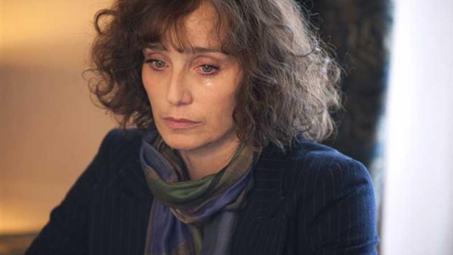 Une femme (Kristin Scott-Thomas), le visage mouillé de larmes. Une femme (Kristin Scott-Thomas), le visage mouillé de larmes.