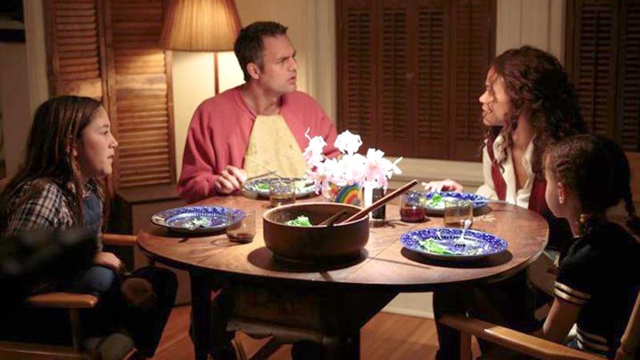 Un couple et deux fillettes autour d'une table ronde. Un couple et deux fillettes autour d'une table ronde.