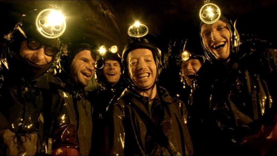 Une bande d'hommes hilares, avec des frontales. Une bande d'hommes hilares, avec des frontales.