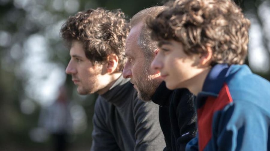 Trois hommes (dont Vincent Lacoste et Benoît Poelvoorde) de profil. Trois hommes (dont Vincent Lacoste et Benoît Poelvoorde) de profil.