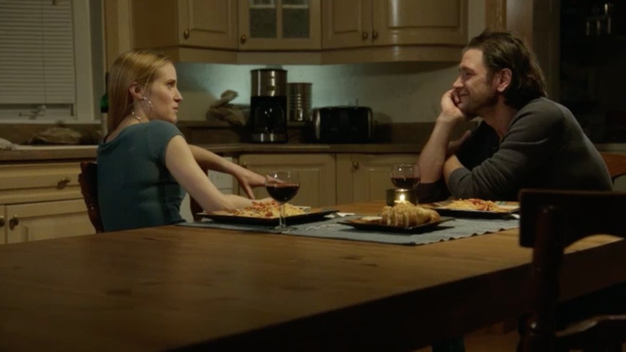 Laurent Cloutier et Amélie qui soupent ensemble et se regardent dans les yeux. Laurent Cloutier et Amélie qui soupent ensemble et se regardent dans les yeux.