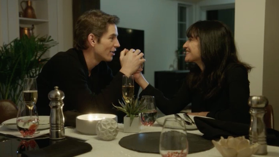 Stéphane Pouliot et Judith qui se regarde dans les yeux en soupant en tête à tête. Stéphane Pouliot et Judith qui se regarde dans les yeux en soupant en tête à tête.