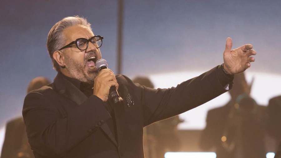 Le ténor, chante dans son micro. Le ténor, chante dans son micro.