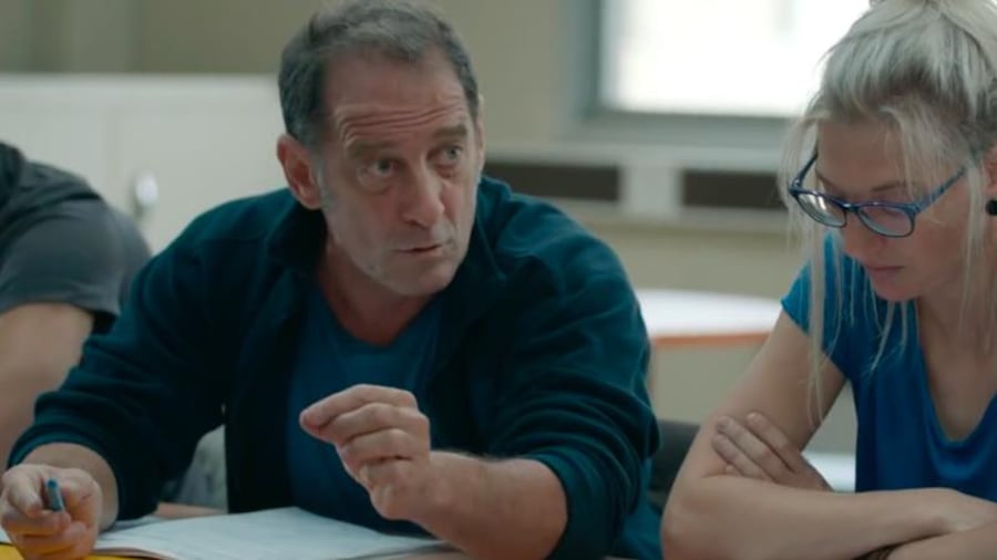 Un homme (Vincent Lindon) assis à une array de réunion parle. Un homme (Vincent Lindon) assis à une array de réunion parle.