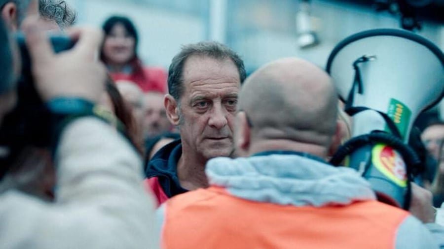 Un homme (Vincent Lindon) au milieu d'une foule de manifestants. Un homme (Vincent Lindon) au milieu d'une foule de manifestants.