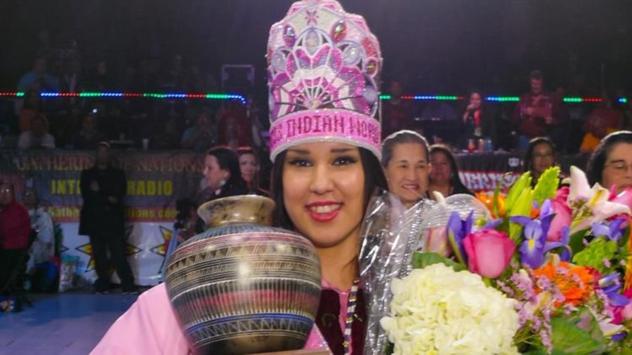 Une jeune femme qui participe au concours Miss Indian