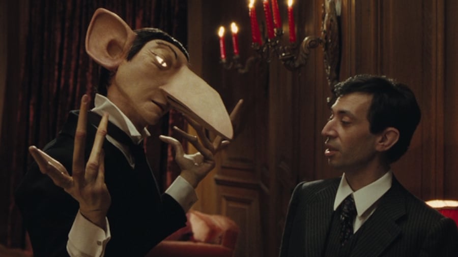 Un homme (Eric Elmosnino) en complet face à une marionnette lui ressemblant. Un homme (Eric Elmosnino) en complet face à une marionnette lui ressemblant.