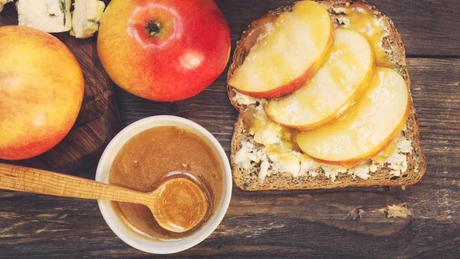 Planche de bois avec une rôtis, des pommes, du fromage et du caramel. Planche de bois avec une rôtis, des pommes, du fromage et du caramel.