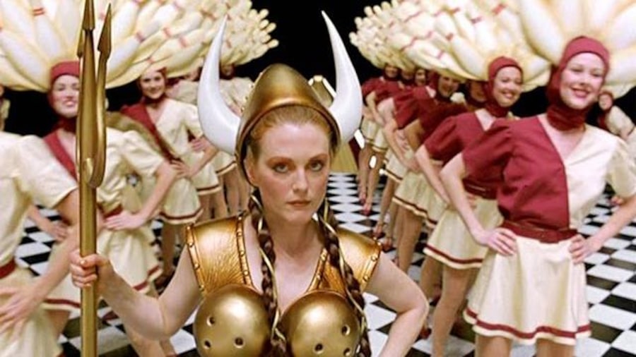 Une femme (Julianne Moore) portant une tenue de Walkyrie, devant des danseuses de comédie musicale.