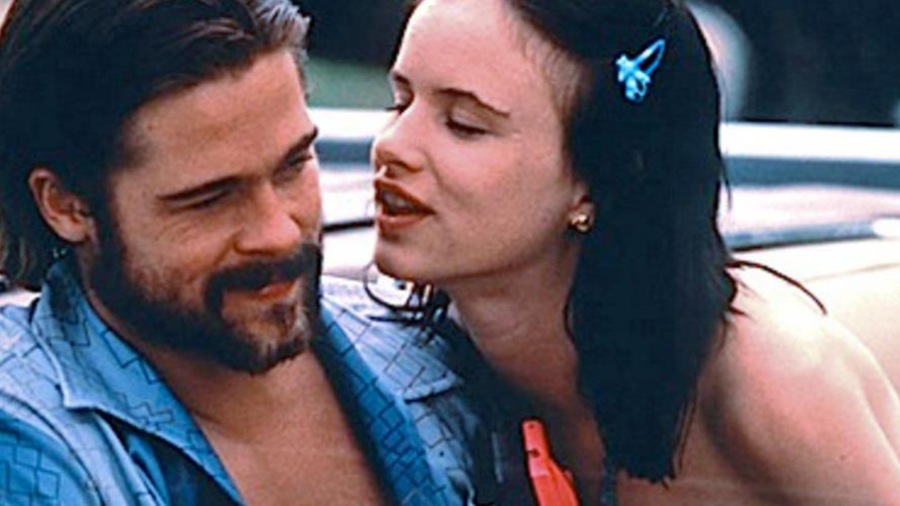 Assis dans une voiture, une jeune fille (Juliette Lewis) va embrasser un jeune homme barbu (Brad Pitt). Assis dans une voiture, une jeune fille (Juliette Lewis) va embrasser un jeune homme barbu (Brad Pitt).