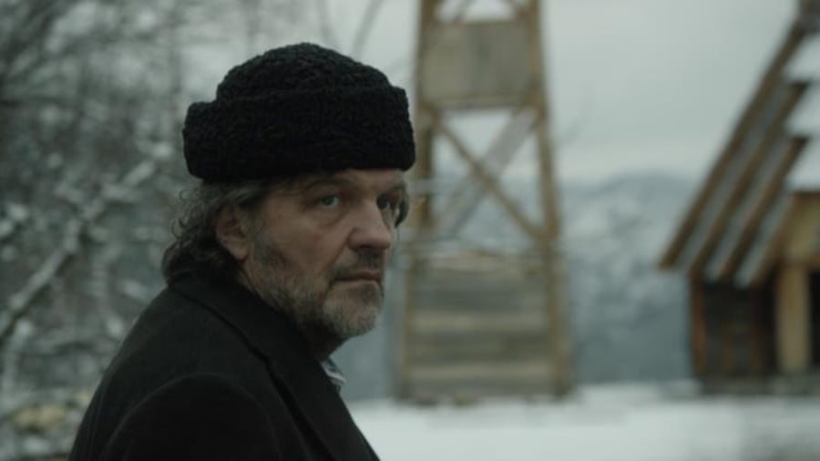 Un homme à l'extérieur, dans l'hiver. Un homme à l'extérieur, dans l'hiver.