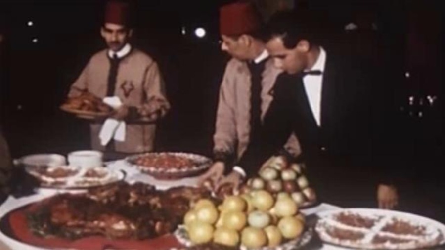Photo d'archives d'une table garnie de victuaille dans un pavillon étranger. Photo d'archives d'une table garnie de victuaille dans un pavillon étranger.