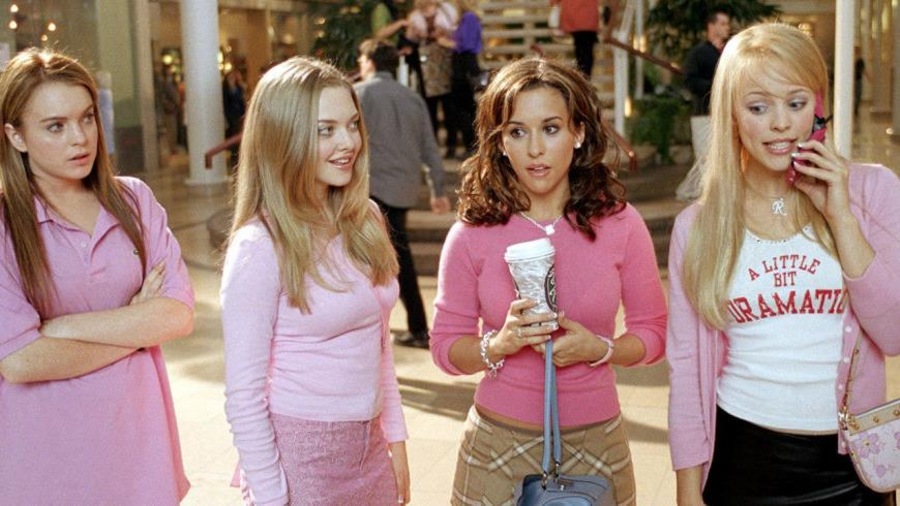 Quatre adolescentes, toute en rose, dans un centre commercial Quatre adolescentes, toute en rose, dans un centre commercial