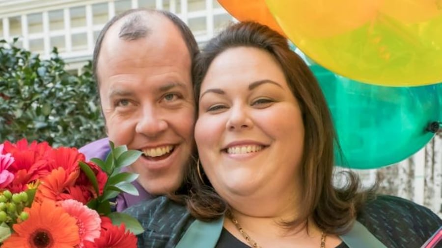 Deux amoureux souriants tiennent des fleurs et des ballons. Deux amoureux souriants tiennent des fleurs et des ballons.