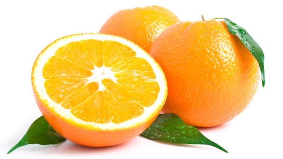 2 oranges entières et une demi-orange