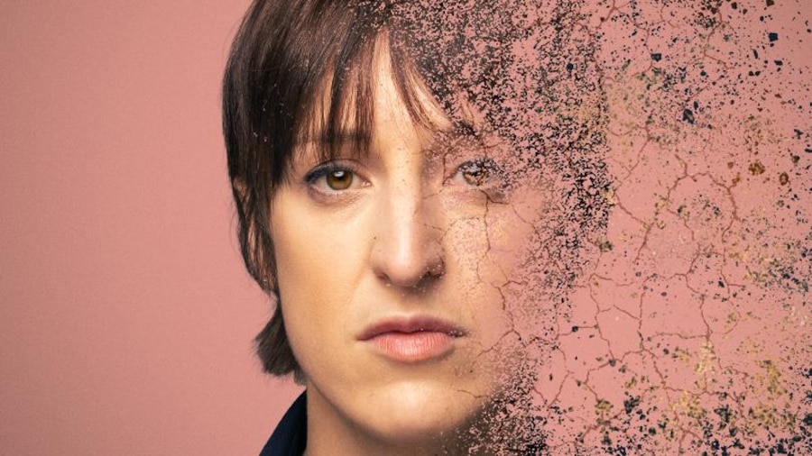 Une femme aux cheveux courts. Elle porte son costume de policière. Une femme aux cheveux courts. Elle porte son costume de policière.