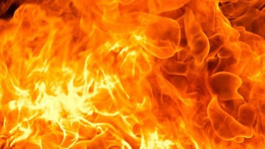 Des flammes envahissent l'image. Des flammes envahissent l'image.