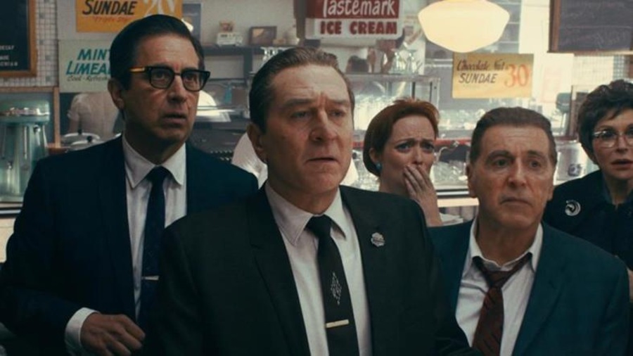 Trois hommes en costumes sombres (dont Robert DeNiro et Al Pacino), l'air choqué. Trois hommes en costumes sombres (dont Robert DeNiro et Al Pacino), l'air choqué.