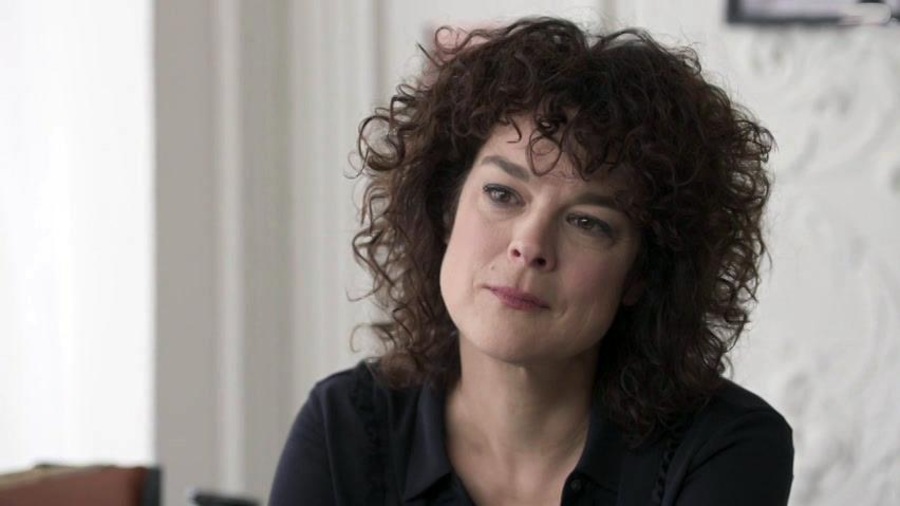 Elle regarde devant elle. Son visage est impassible. Elle regarde devant elle. Son visage est impassible.