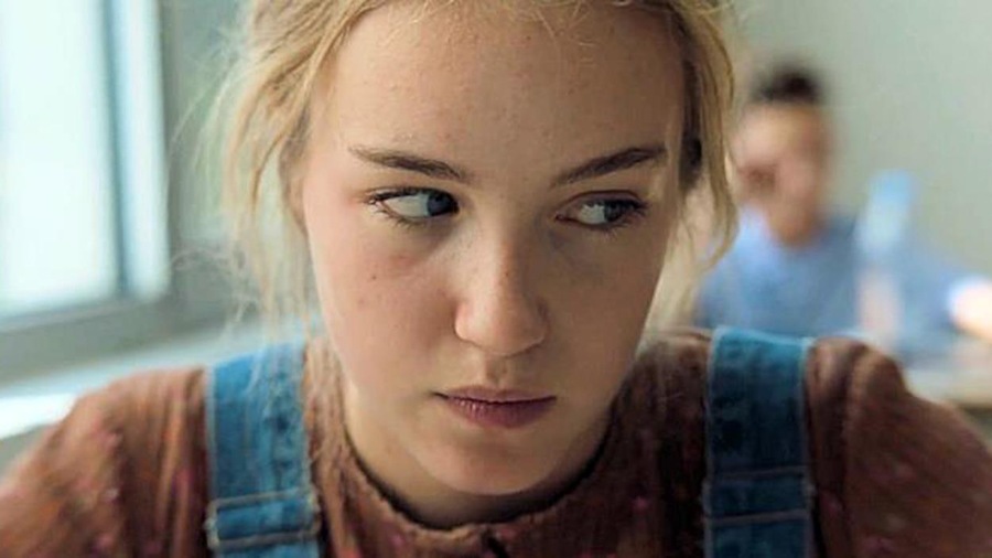 Une jeune fille en gros plan. Une jeune fille en gros plan.
