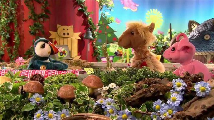 Colin, Zoumba et Zénon discutent devant la ferme décorée d'un sapin de Noël et d'une guirlande. Colin, Zoumba et Zénon discutent devant la ferme décorée d'un sapin de Noël et d'une guirlande.