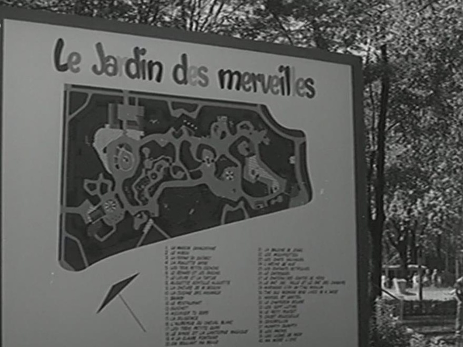 Grand panneau dans le parc La Fontaine avec le plan illustré du Jardin des Merveilles Grand panneau dans le parc La Fontaine avec le plan illustré du Jardin des Merveilles